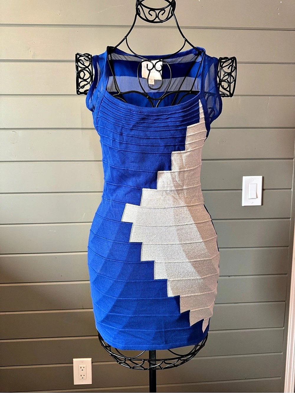 Romeo & Juliet Couture fitted Geometric Mini Dress in Blue & Silver Size Medium